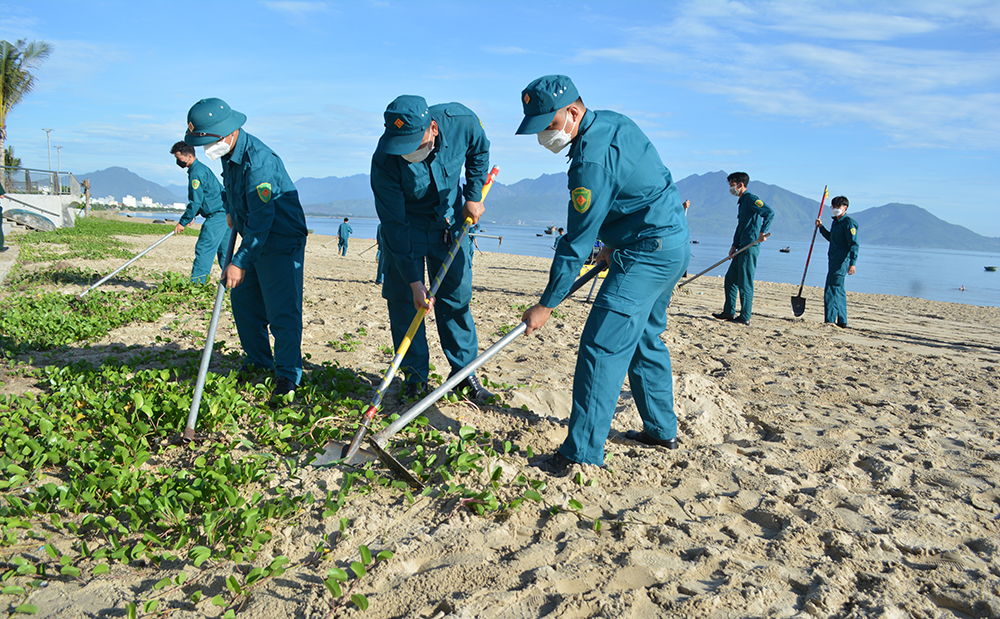 Lực lượng dân quân tham gia dọn vệ sinh môi trường bãi biển Đà Nẵng